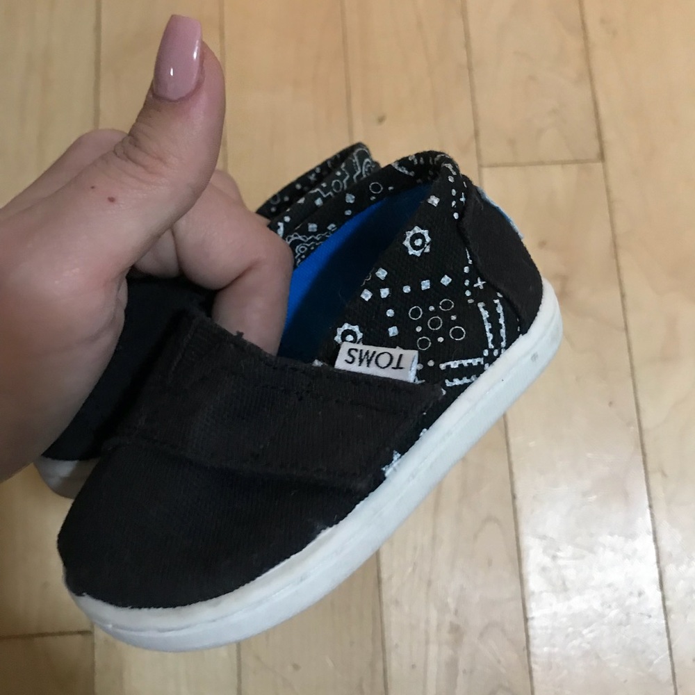 Tiny Toms black and white T4
